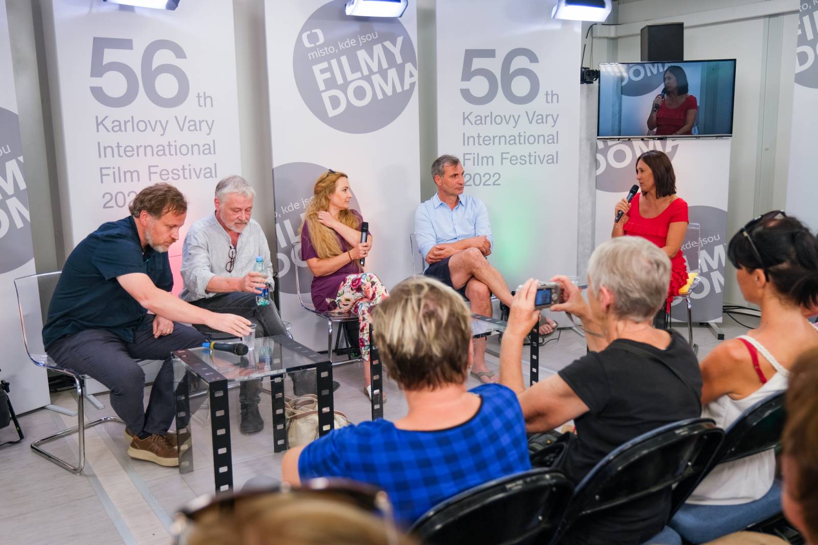 Čtvrtý den patřil v Karlových Varech Tomáši Klusovi a Thomu Artwayovi, Jiří Macháček představil film Planeta Praha