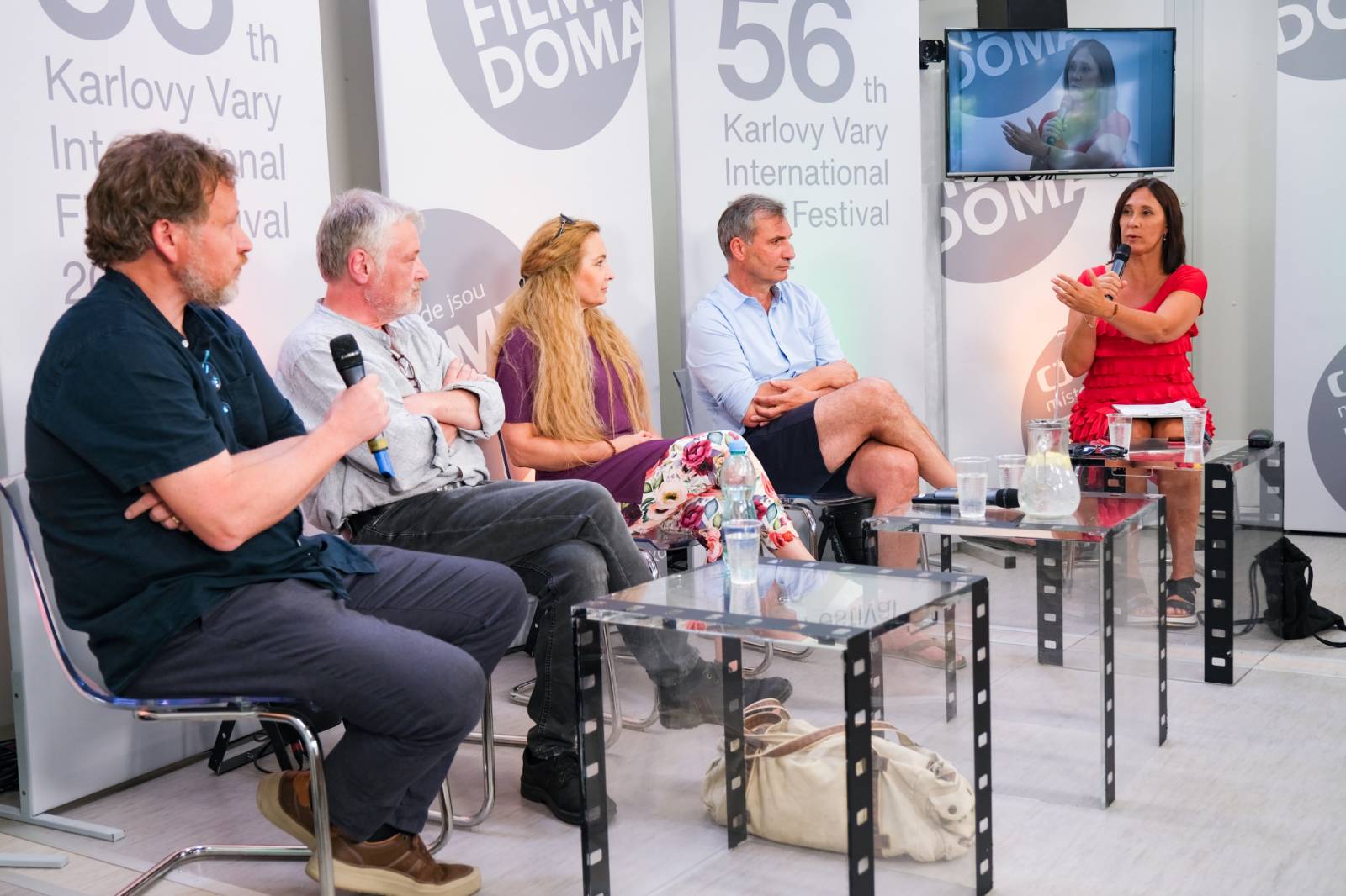 Čtvrtý den patřil v Karlových Varech Tomáši Klusovi a Thomu Artwayovi, Jiří Macháček představil film Planeta Praha