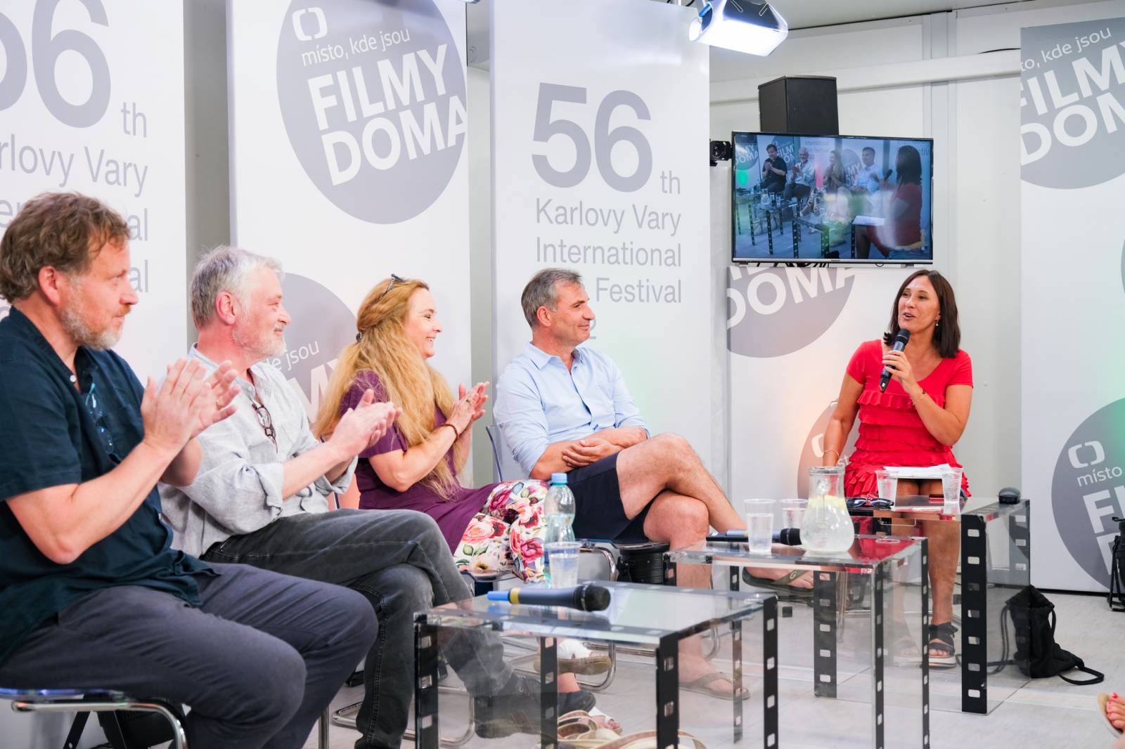 Čtvrtý den patřil v Karlových Varech Tomáši Klusovi a Thomu Artwayovi, Jiří Macháček představil film Planeta Praha