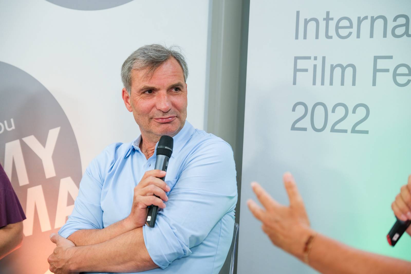 Čtvrtý den patřil v Karlových Varech Tomáši Klusovi a Thomu Artwayovi, Jiří Macháček představil film Planeta Praha