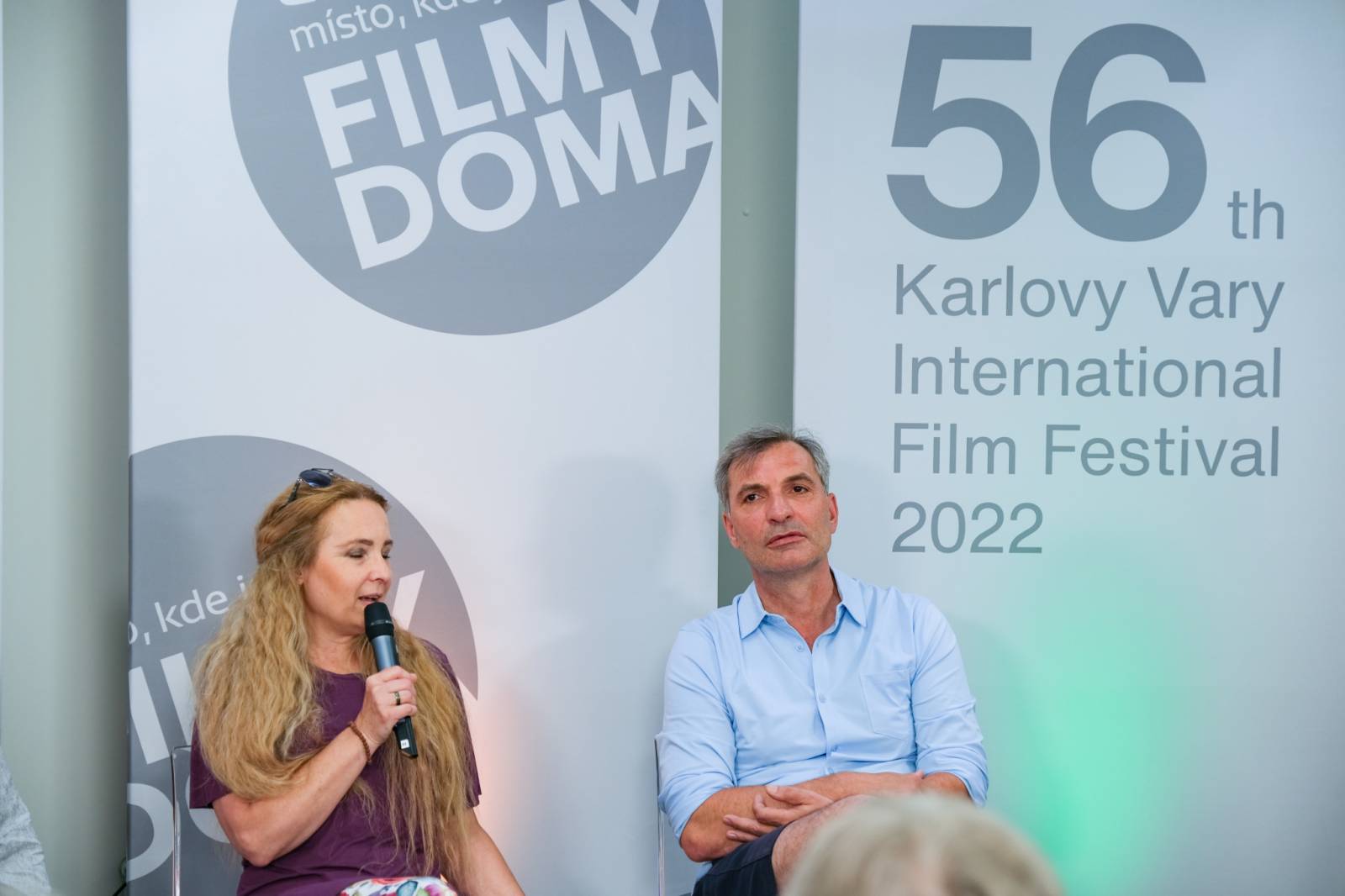 Čtvrtý den patřil v Karlových Varech Tomáši Klusovi a Thomu Artwayovi, Jiří Macháček představil film Planeta Praha