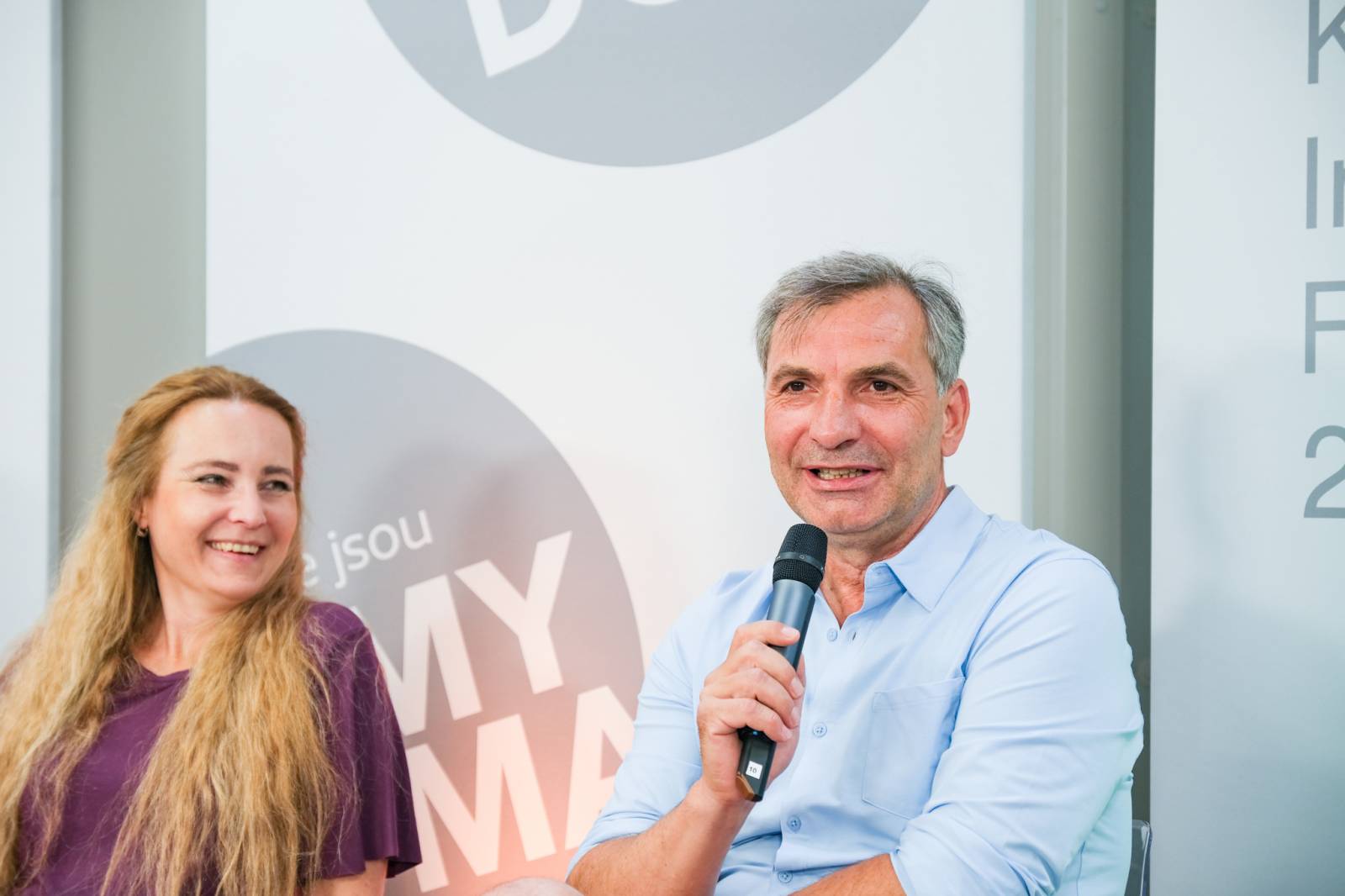 Čtvrtý den patřil v Karlových Varech Tomáši Klusovi a Thomu Artwayovi, Jiří Macháček představil film Planeta Praha