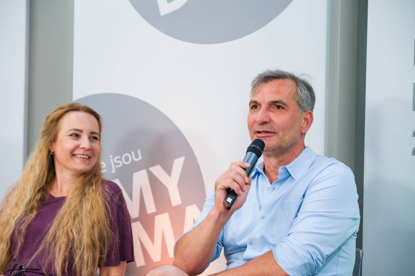 Čtvrtý den patřil v Karlových Varech Tomáši Klusovi a Thomu Artwayovi, Jiří Macháček představil film Planeta Praha