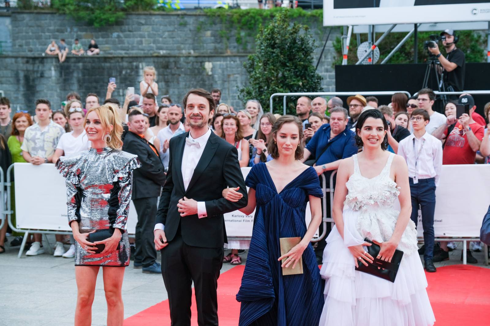 Čtvrtý den patřil v Karlových Varech Tomáši Klusovi a Thomu Artwayovi, Jiří Macháček představil film Planeta Praha