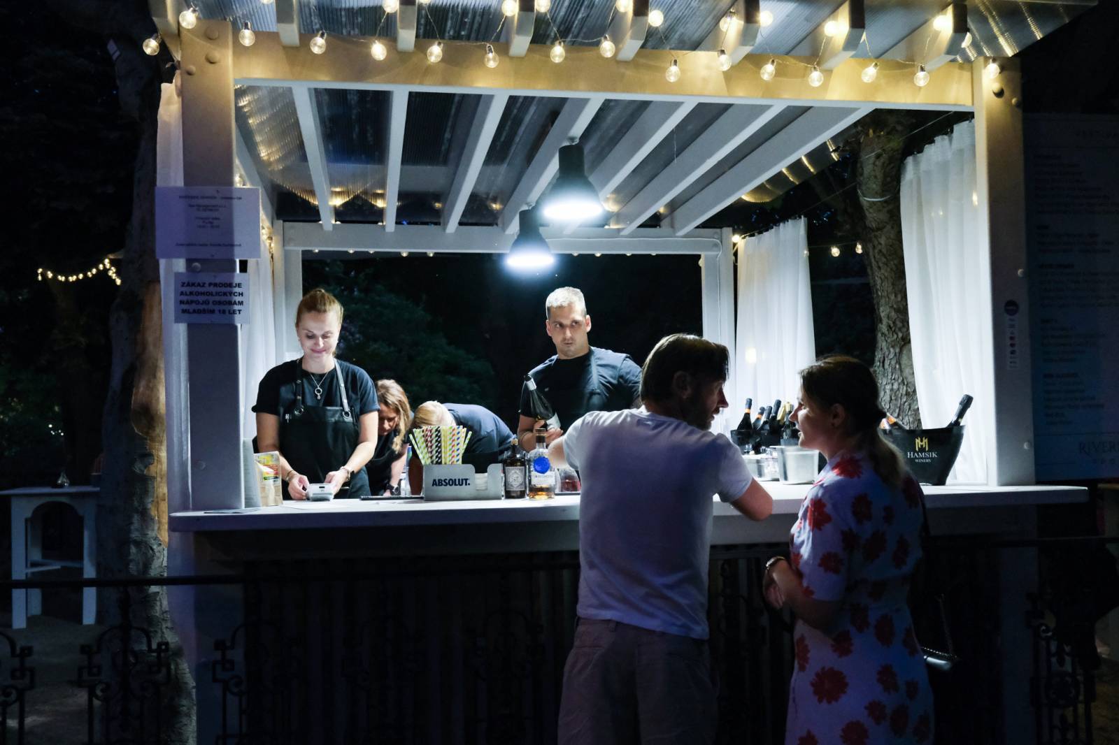 Čtvrtý den patřil v Karlových Varech Tomáši Klusovi a Thomu Artwayovi, Jiří Macháček představil film Planeta Praha