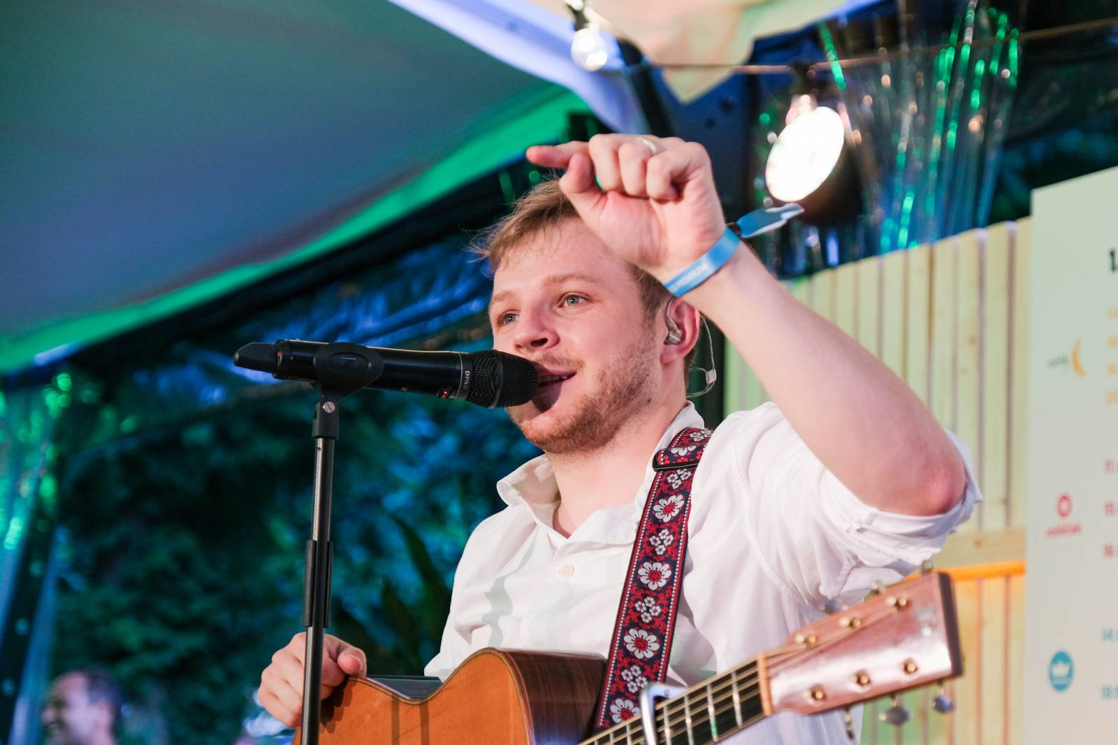 Čtvrtý den patřil v Karlových Varech Tomáši Klusovi a Thomu Artwayovi, Jiří Macháček představil film Planeta Praha