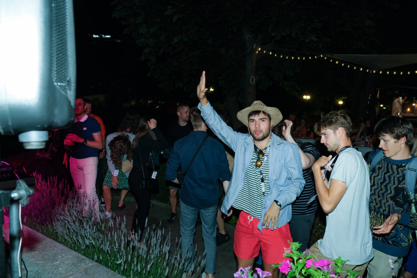 Čtvrtý den patřil v Karlových Varech Tomáši Klusovi a Thomu Artwayovi, Jiří Macháček představil film Planeta Praha