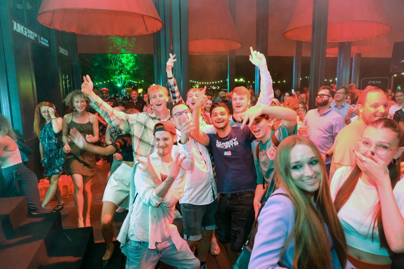 Čtvrtý den patřil v Karlových Varech Tomáši Klusovi a Thomu Artwayovi, Jiří Macháček představil film Planeta Praha