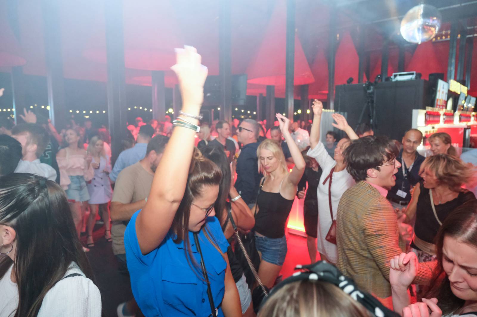 Čtvrtý den patřil v Karlových Varech Tomáši Klusovi a Thomu Artwayovi, Jiří Macháček představil film Planeta Praha