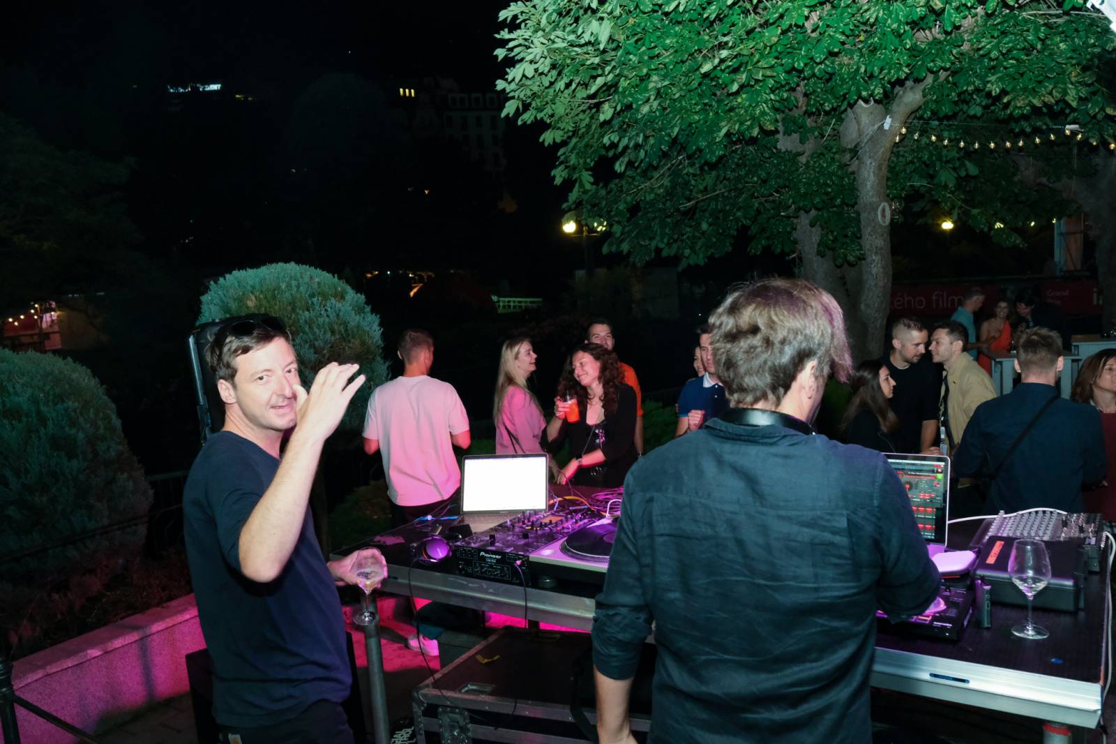 Čtvrtý den patřil v Karlových Varech Tomáši Klusovi a Thomu Artwayovi, Jiří Macháček představil film Planeta Praha