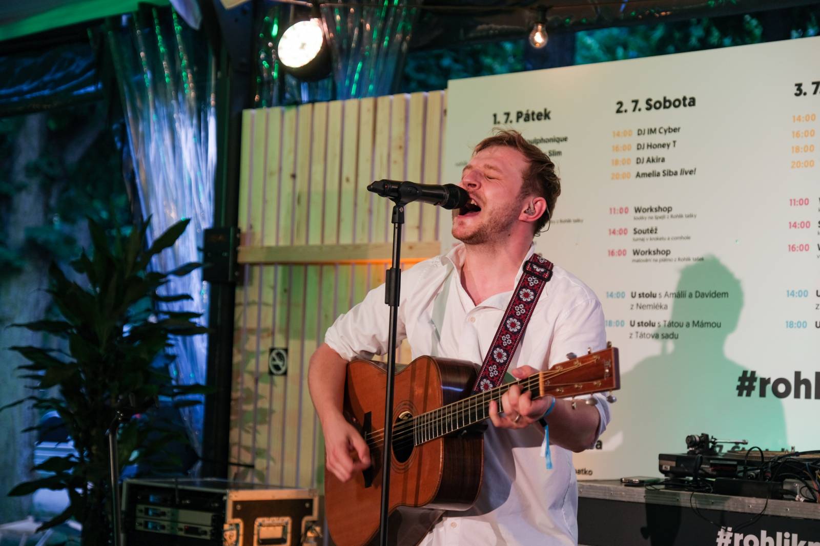 Čtvrtý den patřil v Karlových Varech Tomáši Klusovi a Thomu Artwayovi, Jiří Macháček představil film Planeta Praha