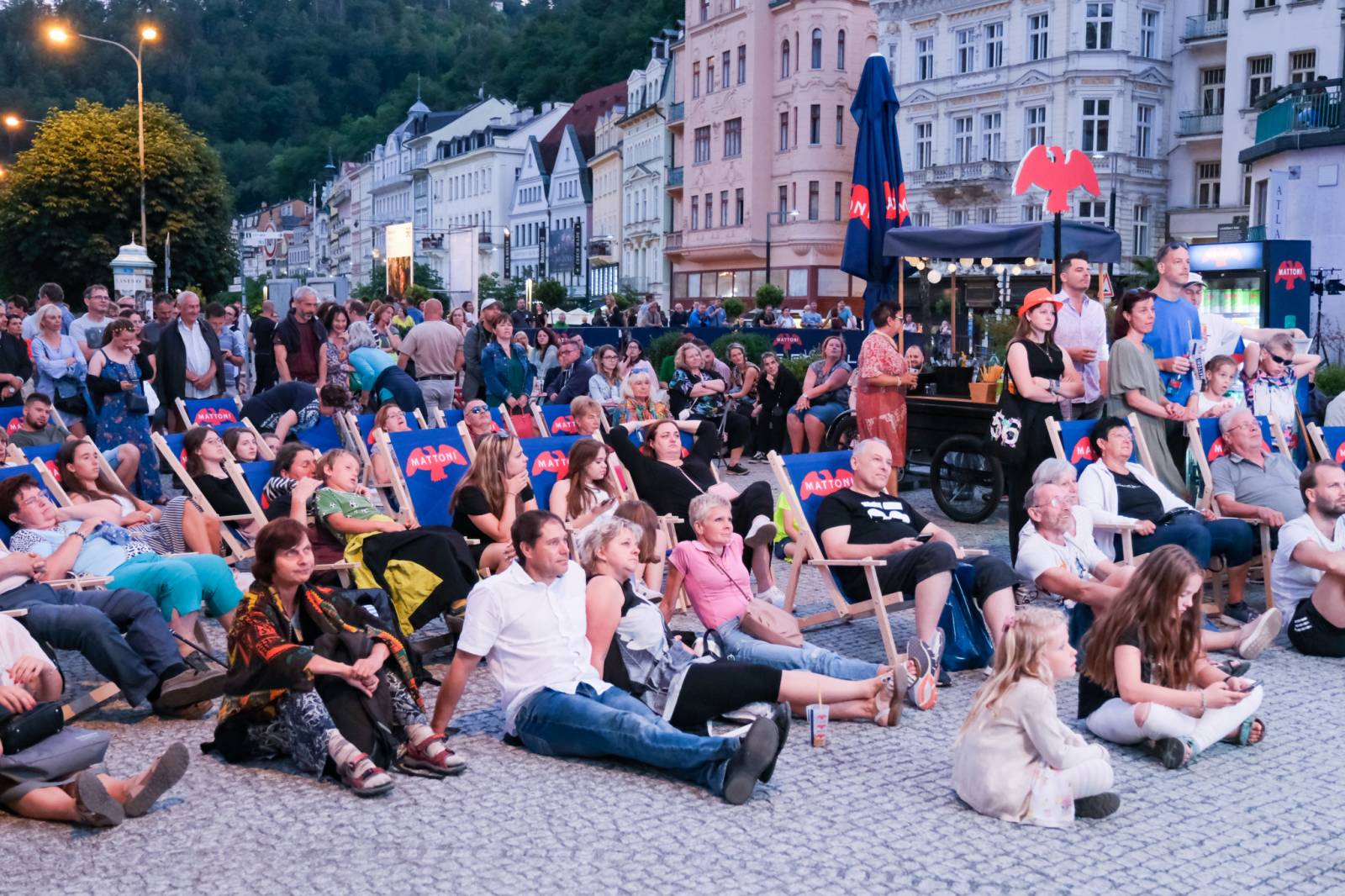 Čtvrtý den patřil v Karlových Varech Tomáši Klusovi a Thomu Artwayovi, Jiří Macháček představil film Planeta Praha