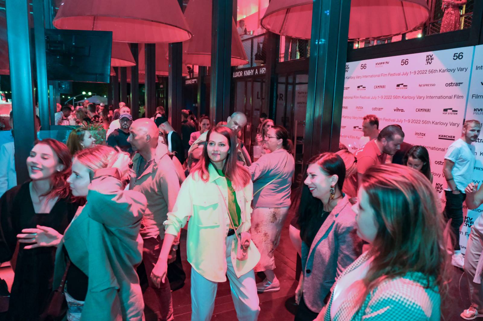 Čtvrtý den patřil v Karlových Varech Tomáši Klusovi a Thomu Artwayovi, Jiří Macháček představil film Planeta Praha