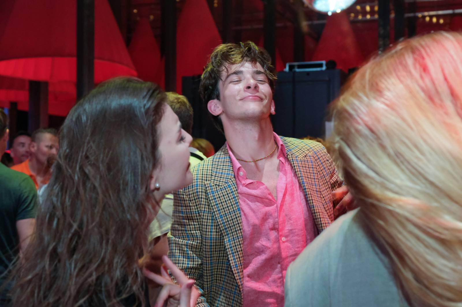 Čtvrtý den patřil v Karlových Varech Tomáši Klusovi a Thomu Artwayovi, Jiří Macháček představil film Planeta Praha