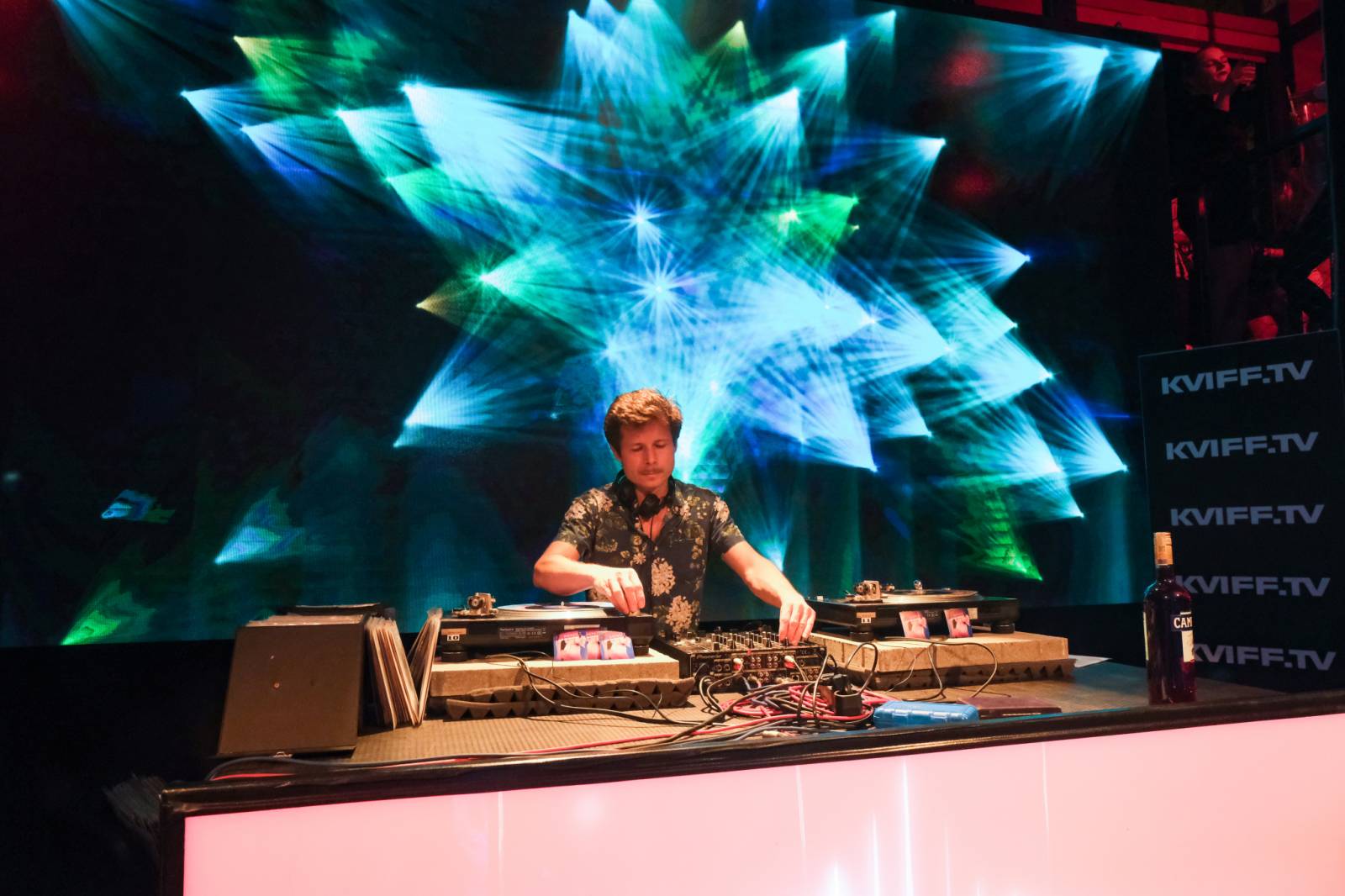 Čtvrtý den patřil v Karlových Varech Tomáši Klusovi a Thomu Artwayovi, Jiří Macháček představil film Planeta Praha