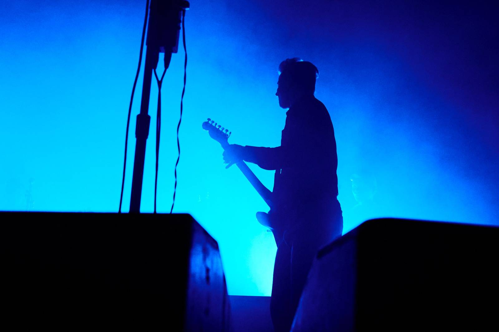 Koncert, který byl čistě o hudbě. Jack White zakázal telefony, show sladil do modra