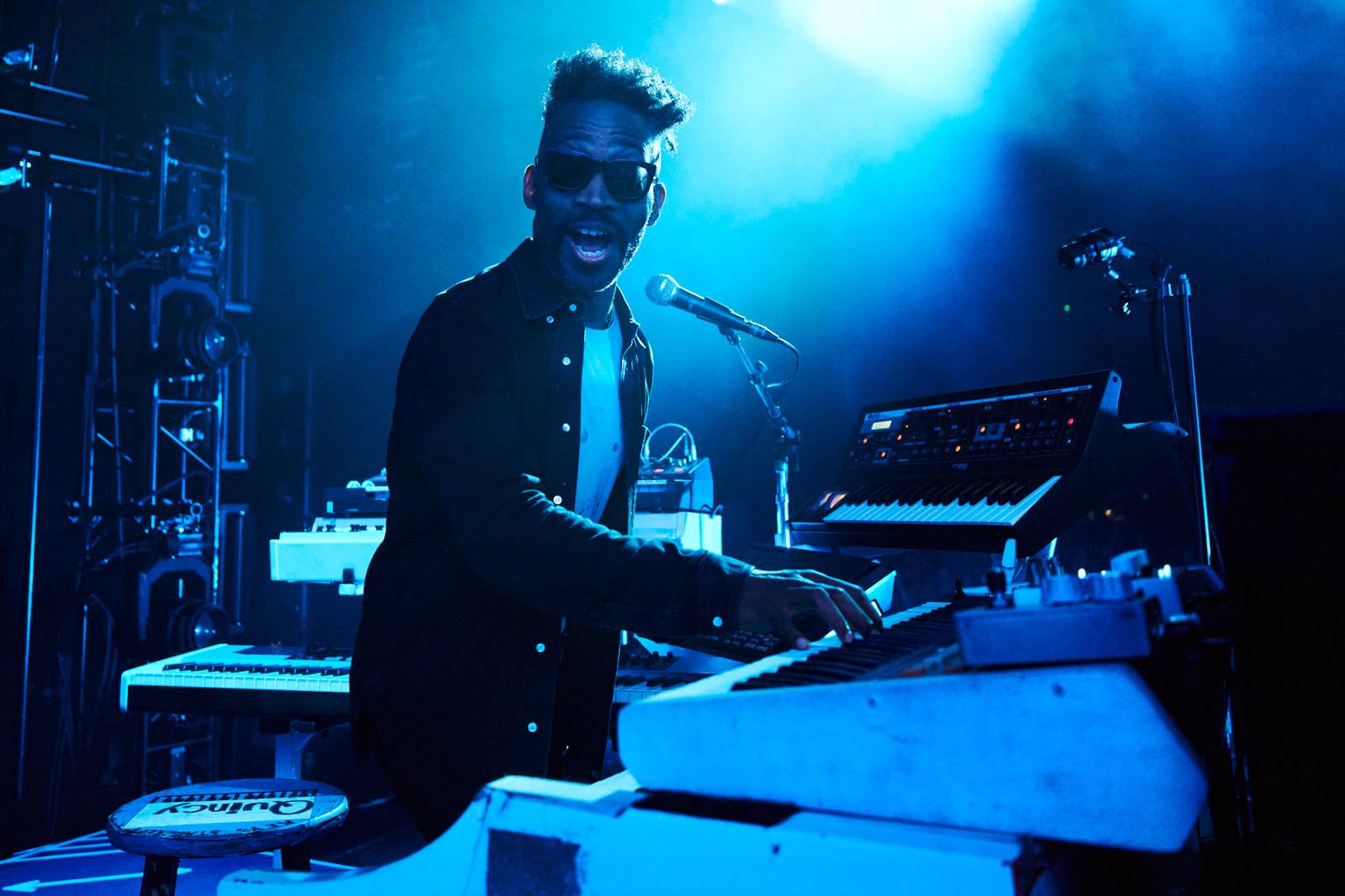 Koncert, který byl čistě o hudbě. Jack White zakázal telefony, show sladil do modra