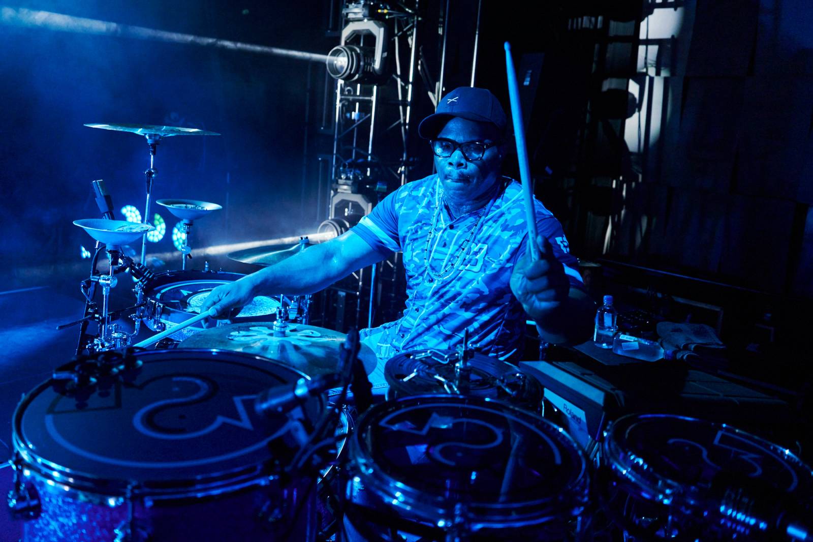 Koncert, který byl čistě o hudbě. Jack White zakázal telefony, show sladil do modra