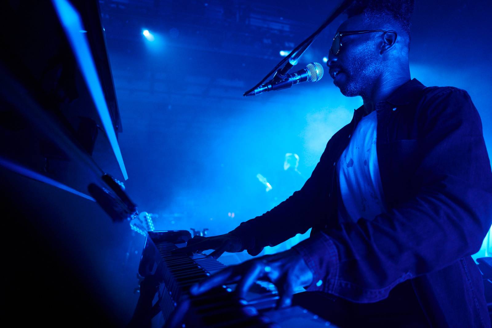 Koncert, který byl čistě o hudbě. Jack White zakázal telefony, show sladil do modra