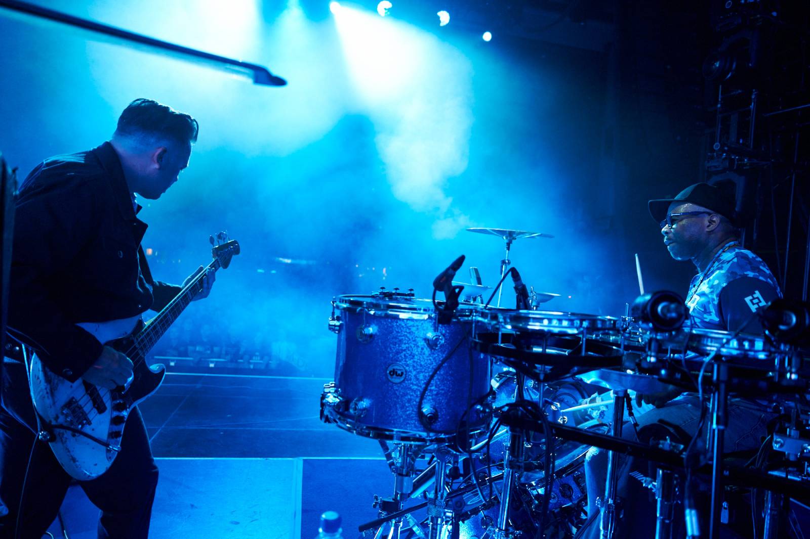 Koncert, který byl čistě o hudbě. Jack White zakázal telefony, show sladil do modra