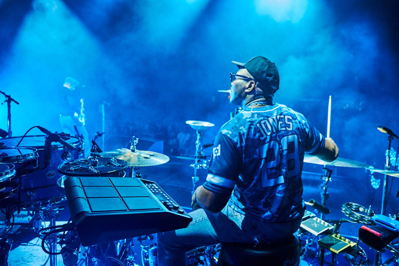 Koncert, který byl čistě o hudbě. Jack White zakázal telefony, show sladil do modra