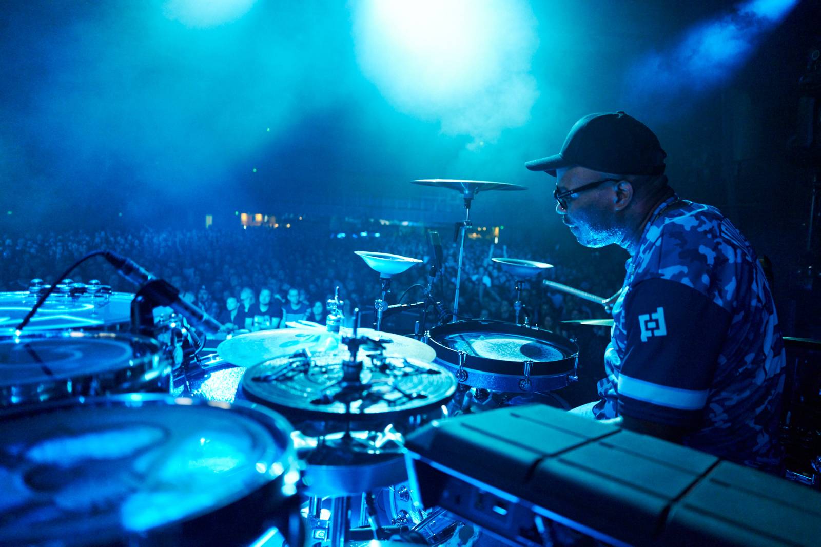 Koncert, který byl čistě o hudbě. Jack White zakázal telefony, show sladil do modra