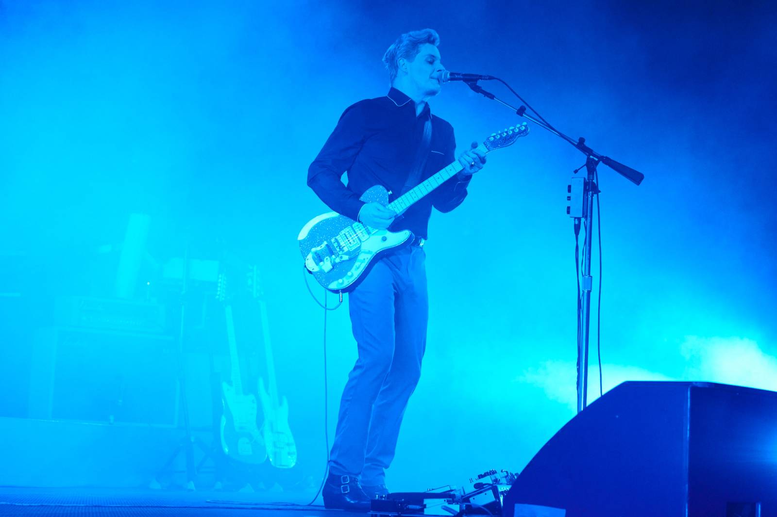 Koncert, který byl čistě o hudbě. Jack White zakázal telefony, show sladil do modra