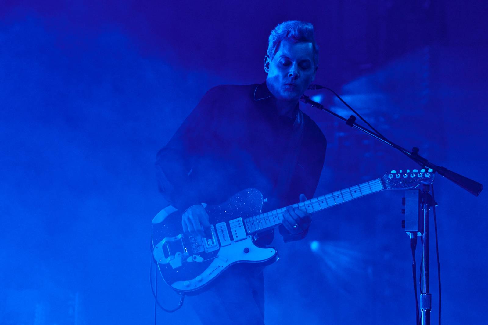 Koncert, který byl čistě o hudbě. Jack White zakázal telefony, show sladil do modra
