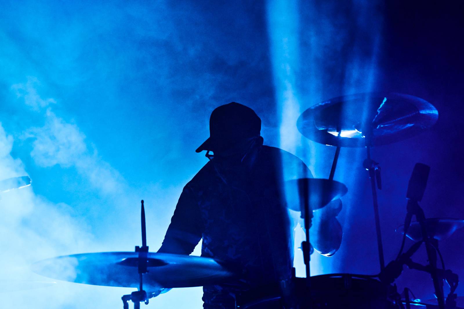 Koncert, který byl čistě o hudbě. Jack White zakázal telefony, show sladil do modra