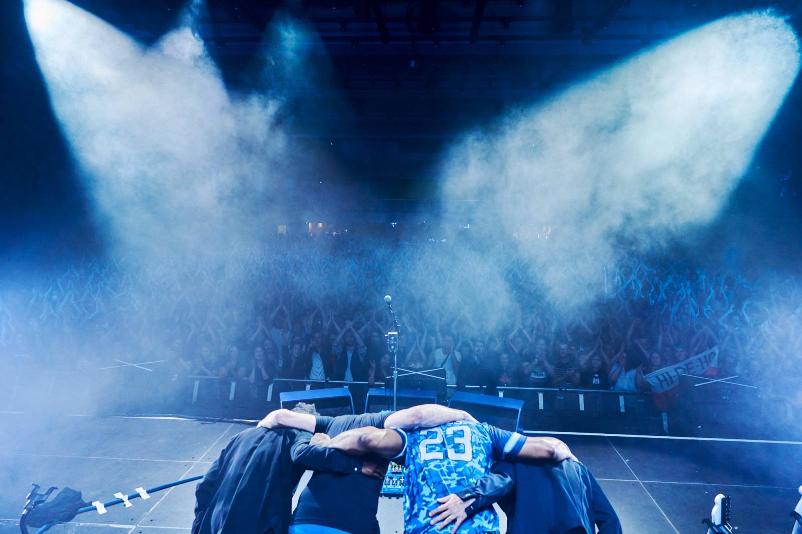 Koncert, který byl čistě o hudbě. Jack White zakázal telefony, show sladil do modra