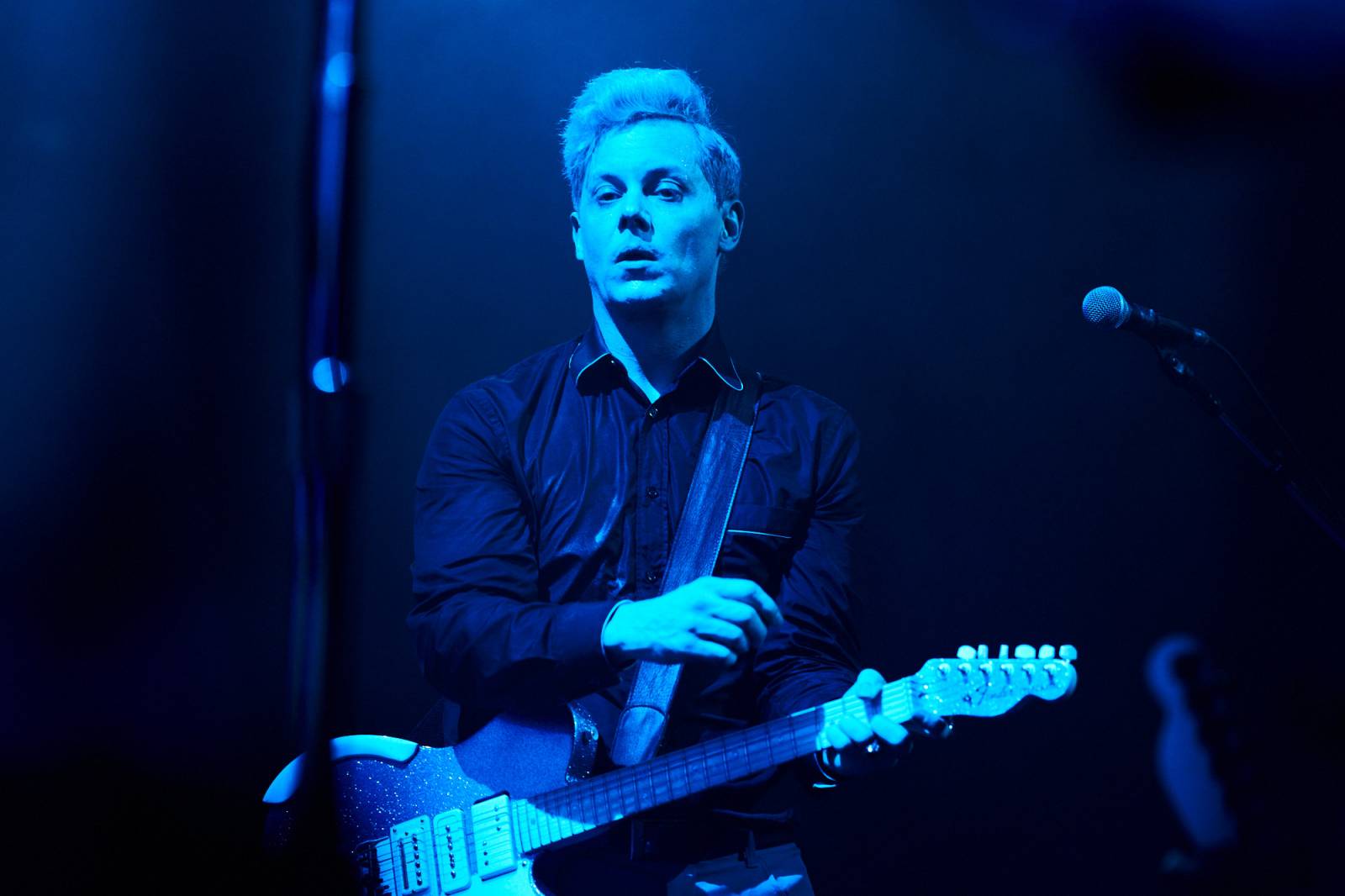 Koncert, který byl čistě o hudbě. Jack White zakázal telefony, show sladil do modra