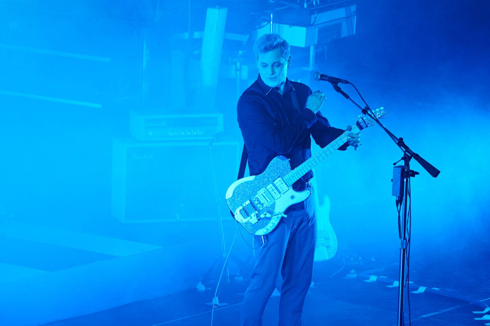 Koncert, který byl čistě o hudbě. Jack White zakázal telefony, show sladil do modra