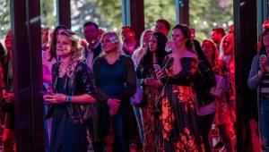 Karlovy Vary zchladil déšť, filmové fanoušky rozehřáli Portless a bujaré párty