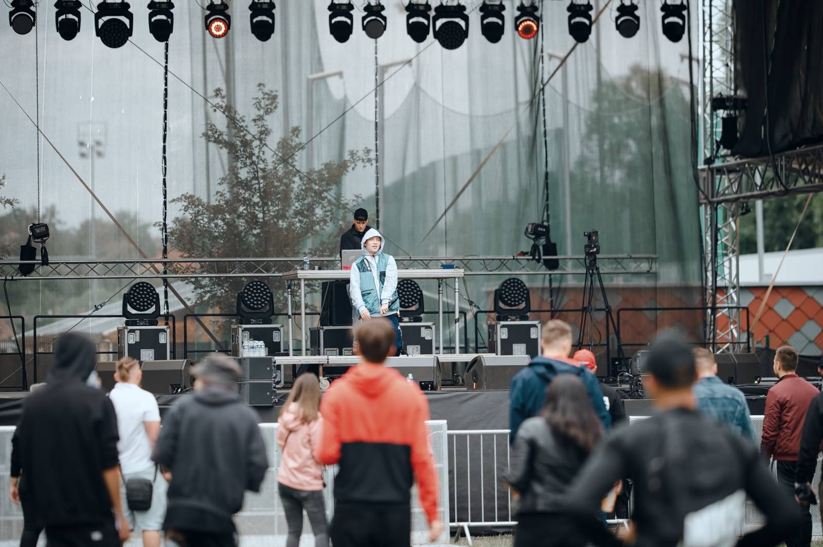 Vysočina Fest se po dvou letech vrátil v plné parádě. První den zahráli Pokáč, Mirai, Arakain i Jelen