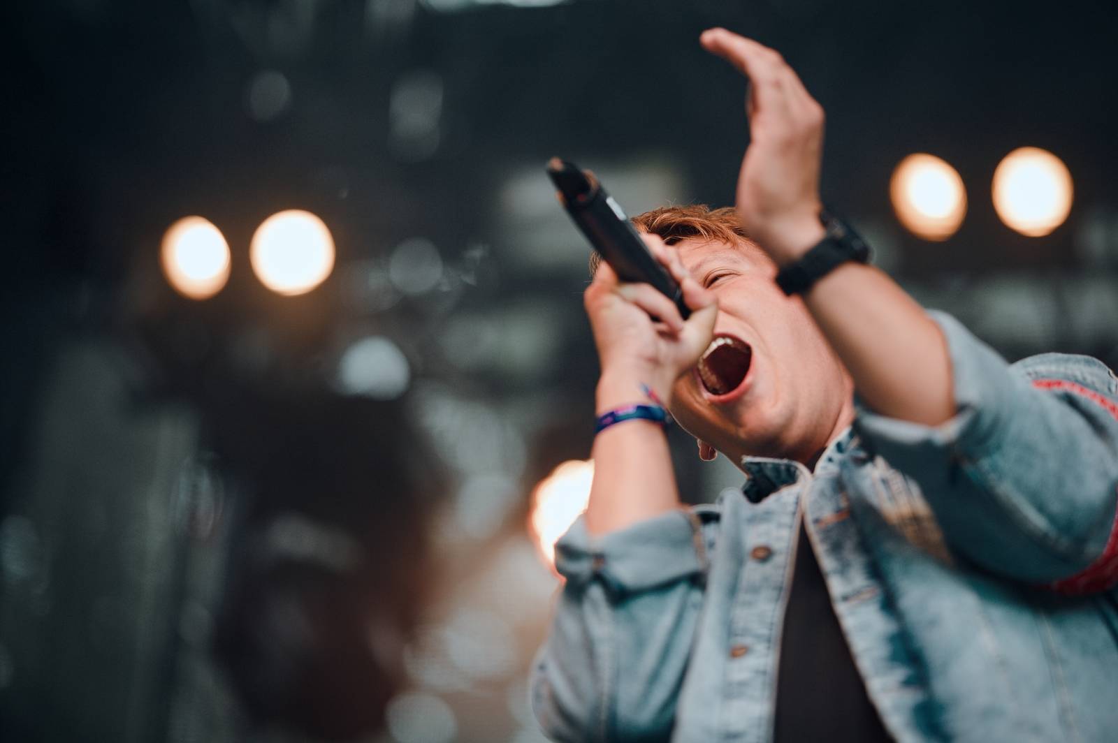 Vysočina Fest se po dvou letech vrátil v plné parádě. První den zahráli Pokáč, Mirai, Arakain i Jelen