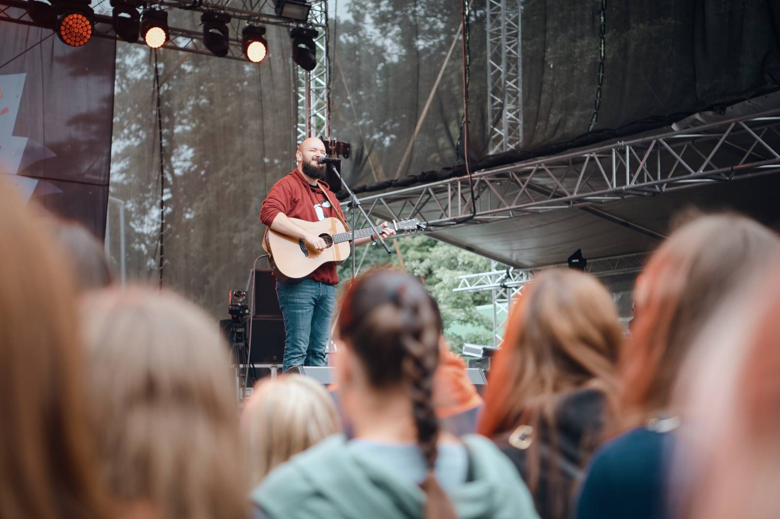 Vysočina Fest se po dvou letech vrátil v plné parádě. První den zahráli Pokáč, Mirai, Arakain i Jelen