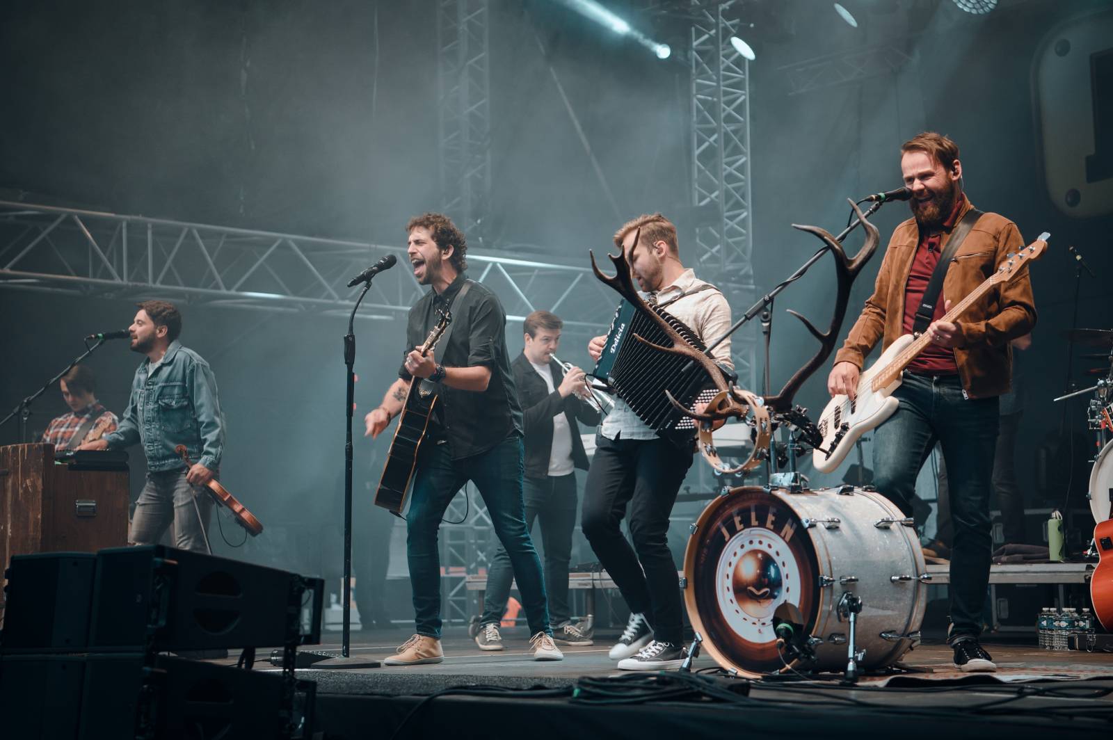 Vysočina Fest se po dvou letech vrátil v plné parádě. První den zahráli Pokáč, Mirai, Arakain i Jelen