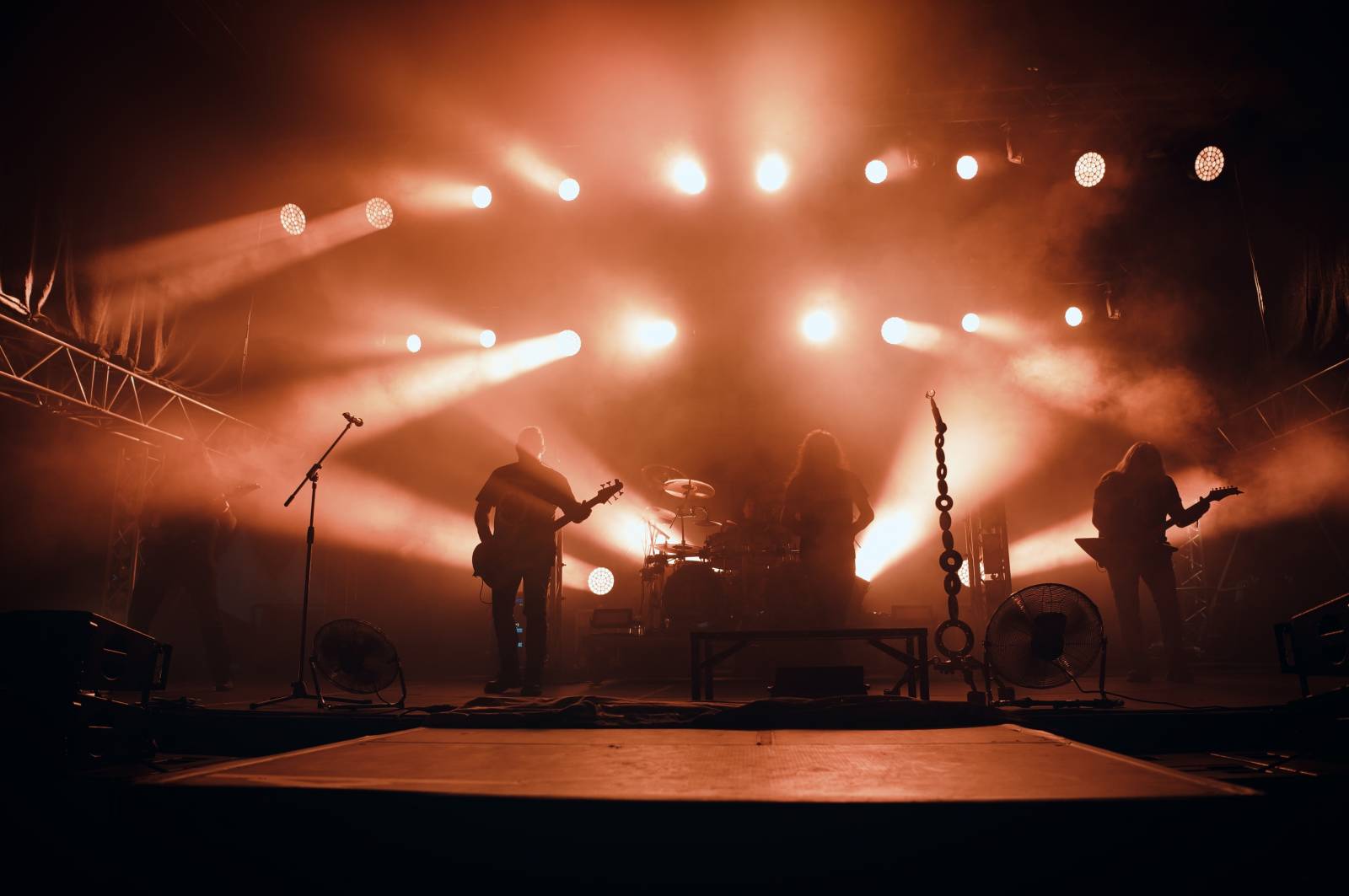 Vysočina Fest se po dvou letech vrátil v plné parádě. První den zahráli Pokáč, Mirai, Arakain i Jelen