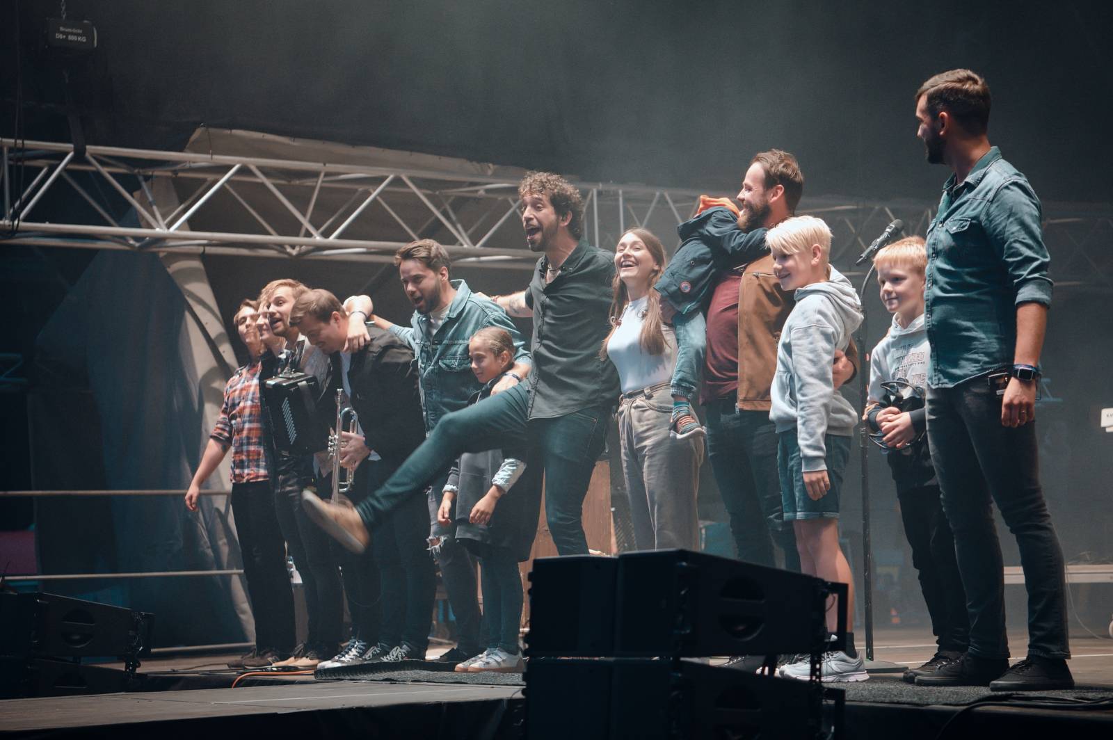 Vysočina Fest se po dvou letech vrátil v plné parádě. První den zahráli Pokáč, Mirai, Arakain i Jelen