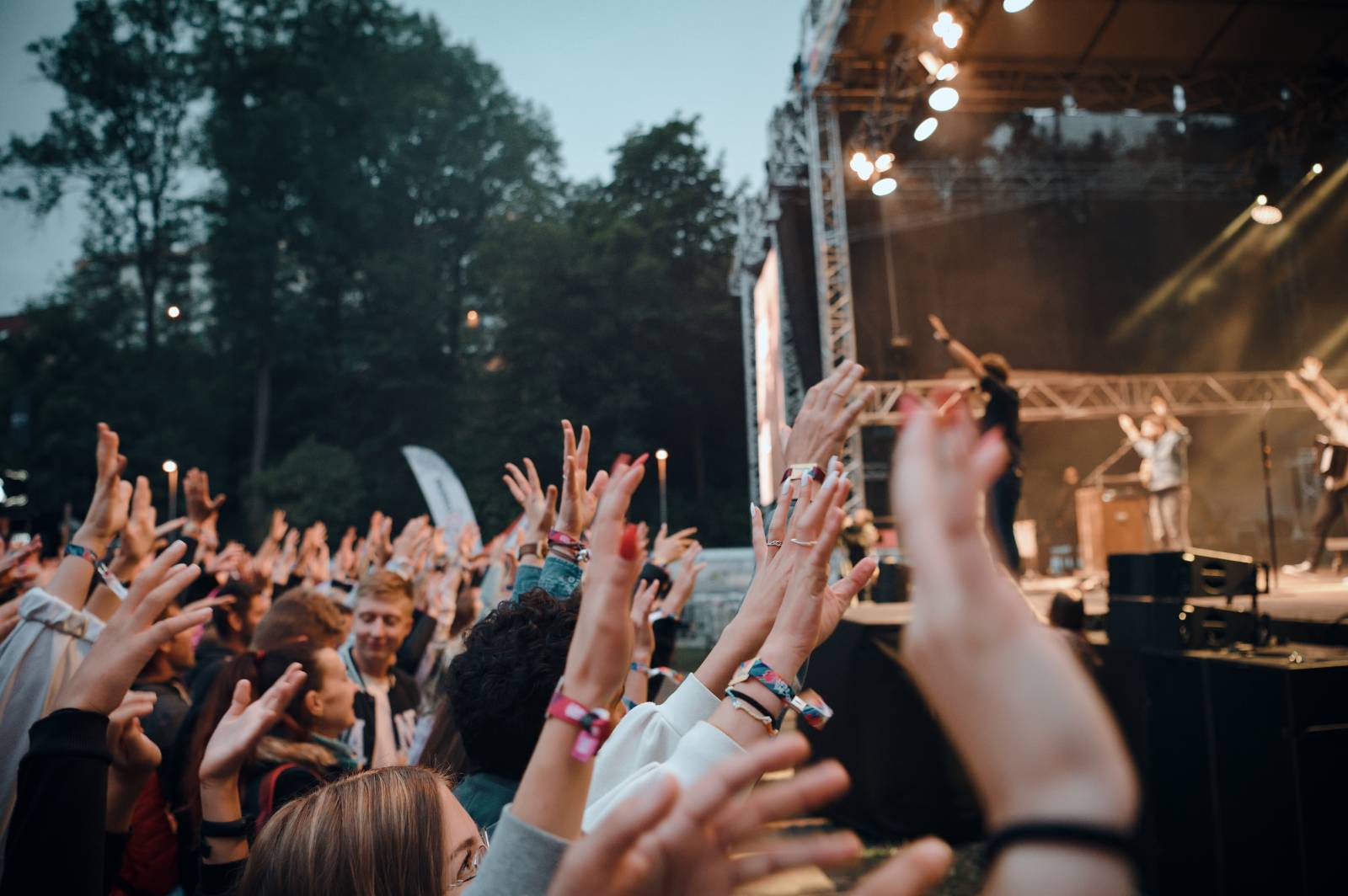 Vysočina Fest se po dvou letech vrátil v plné parádě. První den zahráli Pokáč, Mirai, Arakain i Jelen