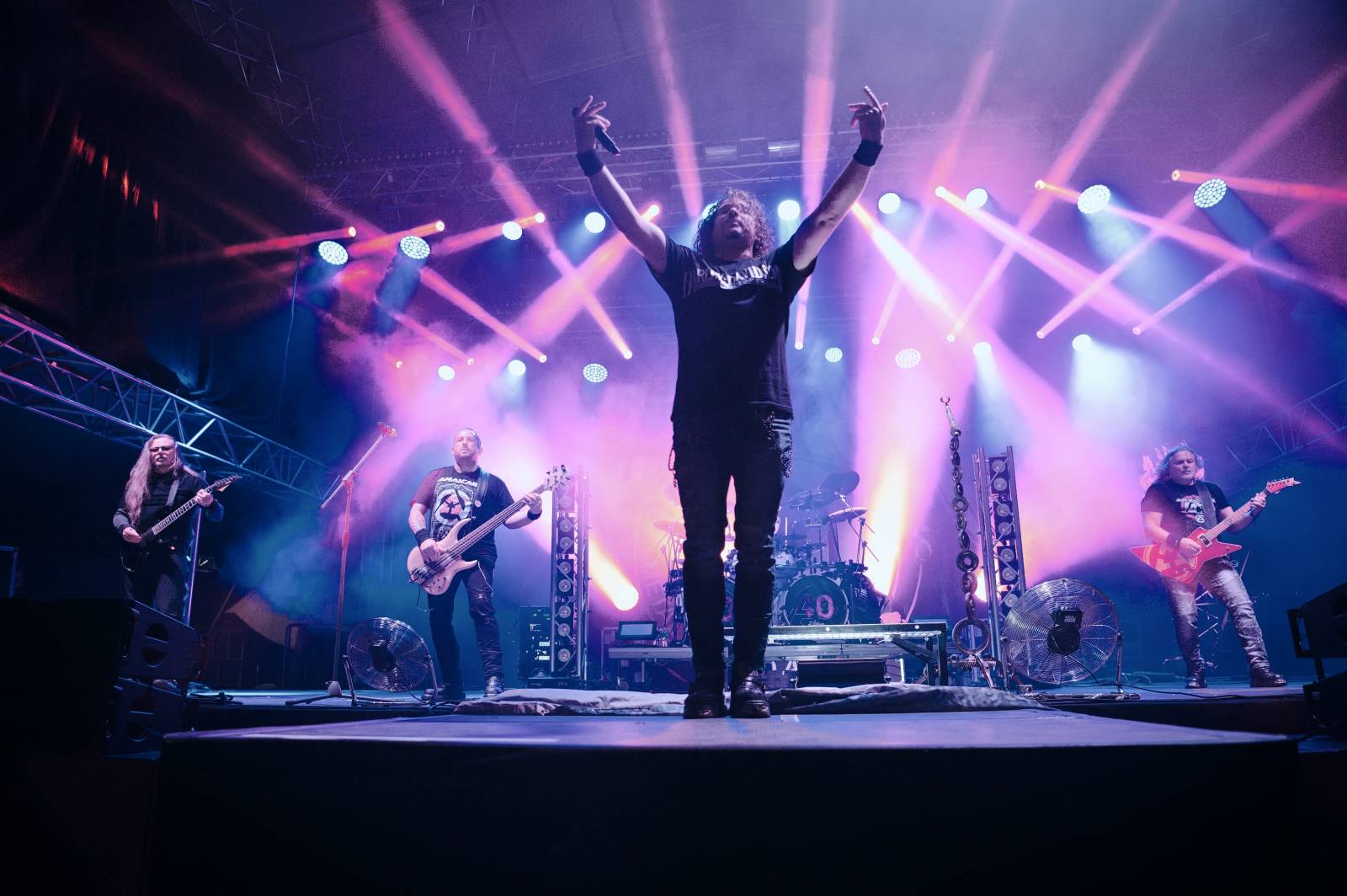 Vysočina Fest se po dvou letech vrátil v plné parádě. První den zahráli Pokáč, Mirai, Arakain i Jelen