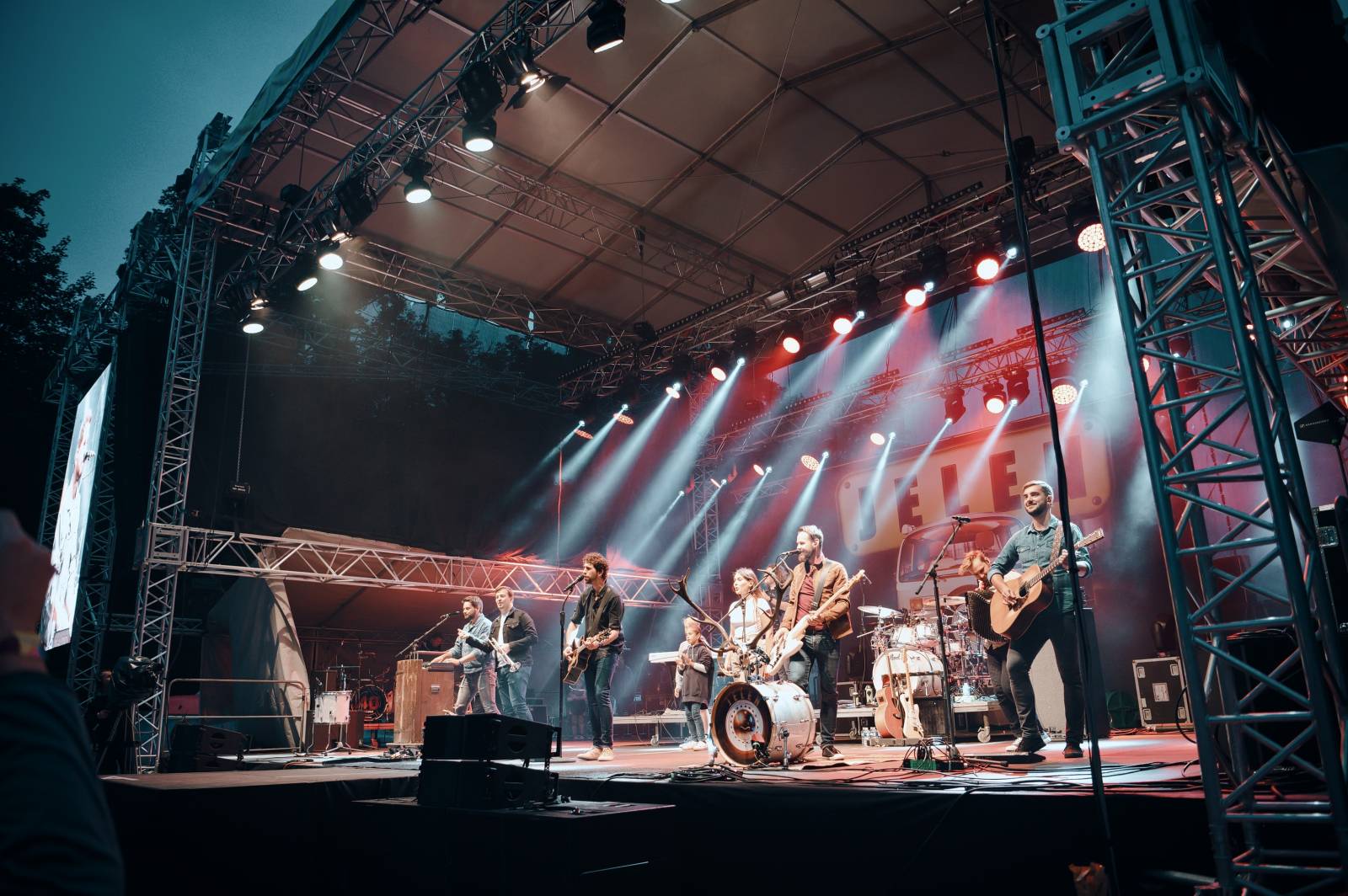 Vysočina Fest se po dvou letech vrátil v plné parádě. První den zahráli Pokáč, Mirai, Arakain i Jelen