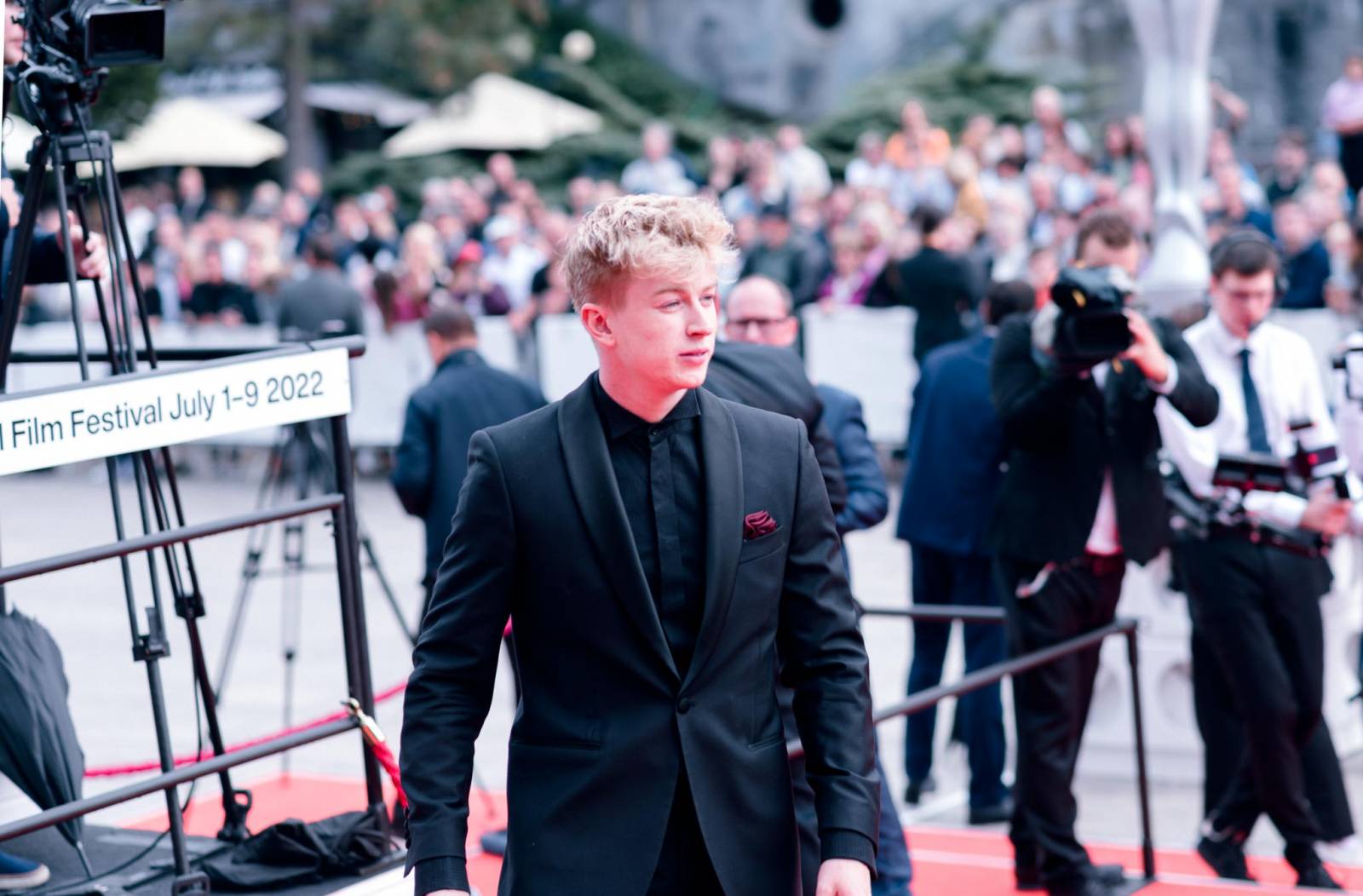 MFF Karlovy Vary vyvrcholil závěrečným ceremoniálem, následovala show Monkey Business s Jakubem Prachařem i Adamem Mišíkem