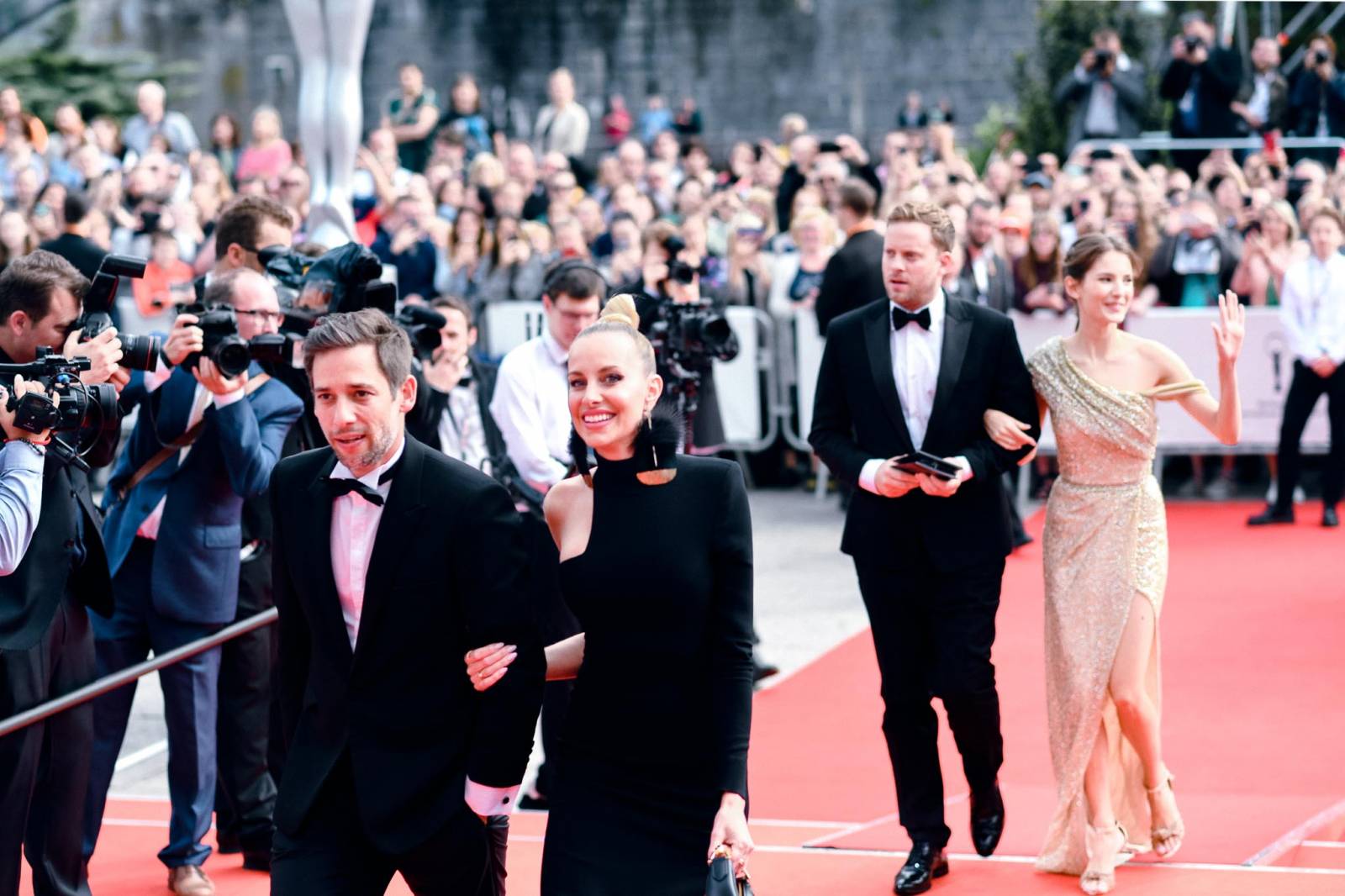 MFF Karlovy Vary vyvrcholil závěrečným ceremoniálem, následovala show Monkey Business s Jakubem Prachařem i Adamem Mišíkem