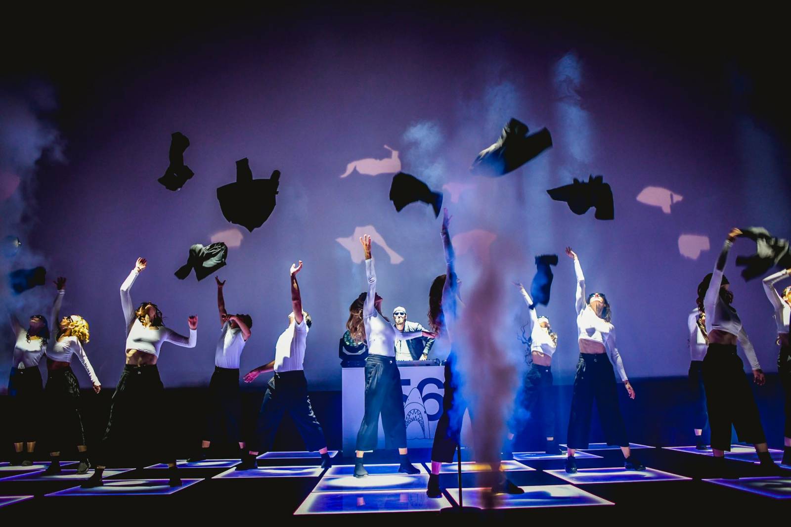 MFF Karlovy Vary vyvrcholil závěrečným ceremoniálem, následovala show Monkey Business s Jakubem Prachařem i Adamem Mišíkem