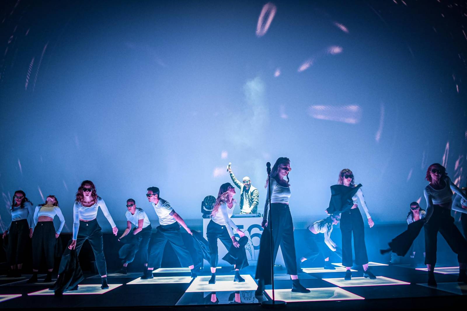 MFF Karlovy Vary vyvrcholil závěrečným ceremoniálem, následovala show Monkey Business s Jakubem Prachařem i Adamem Mišíkem