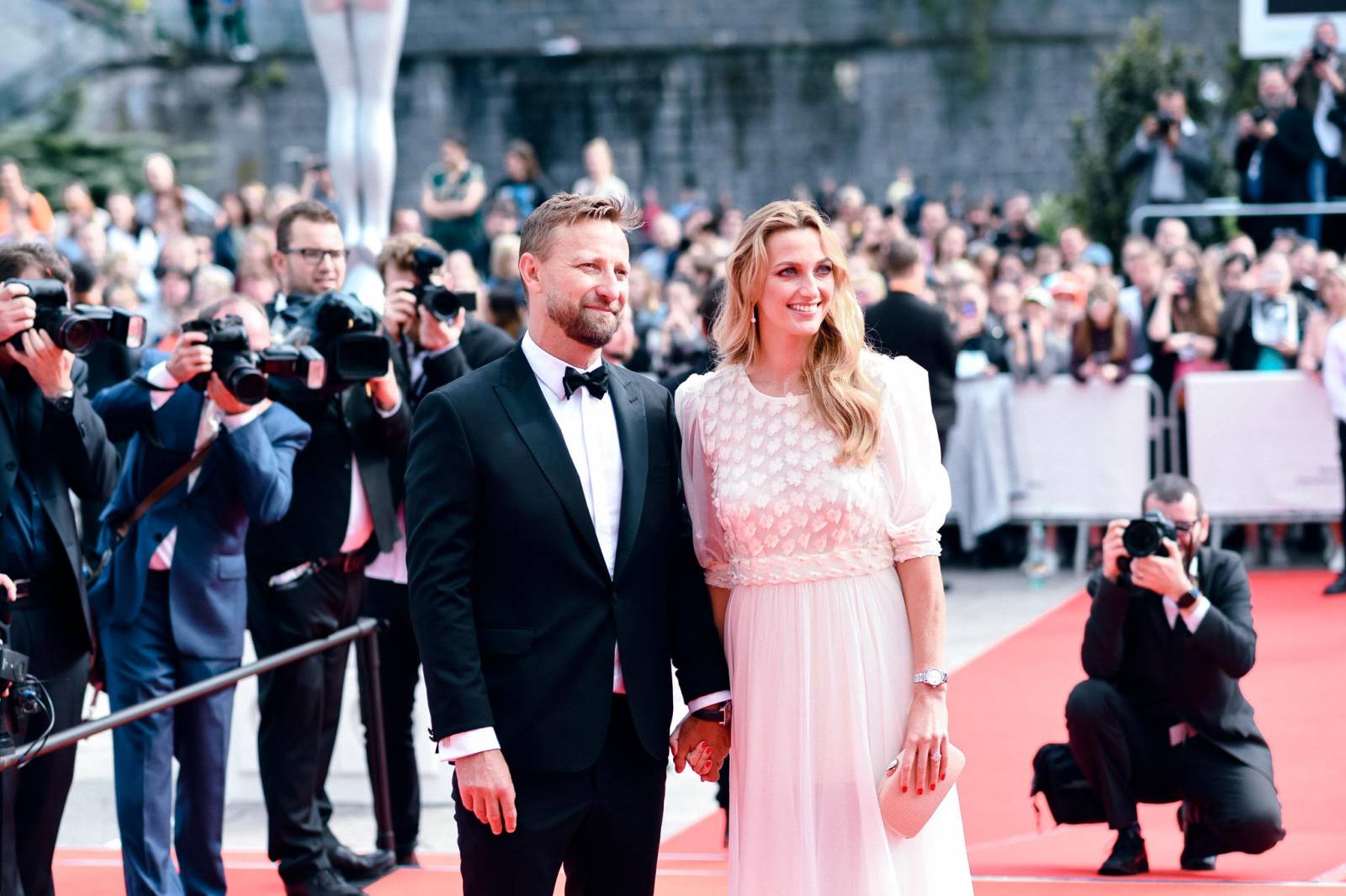 MFF Karlovy Vary vyvrcholil závěrečným ceremoniálem, následovala show Monkey Business s Jakubem Prachařem i Adamem Mišíkem