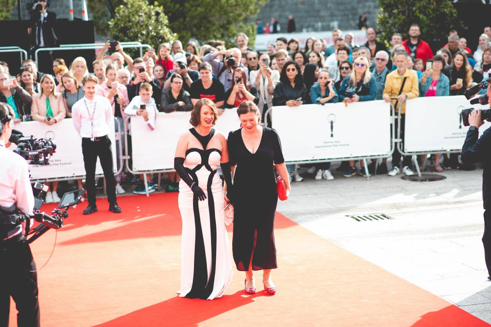 MFF Karlovy Vary vyvrcholil závěrečným ceremoniálem, následovala show Monkey Business s Jakubem Prachařem i Adamem Mišíkem