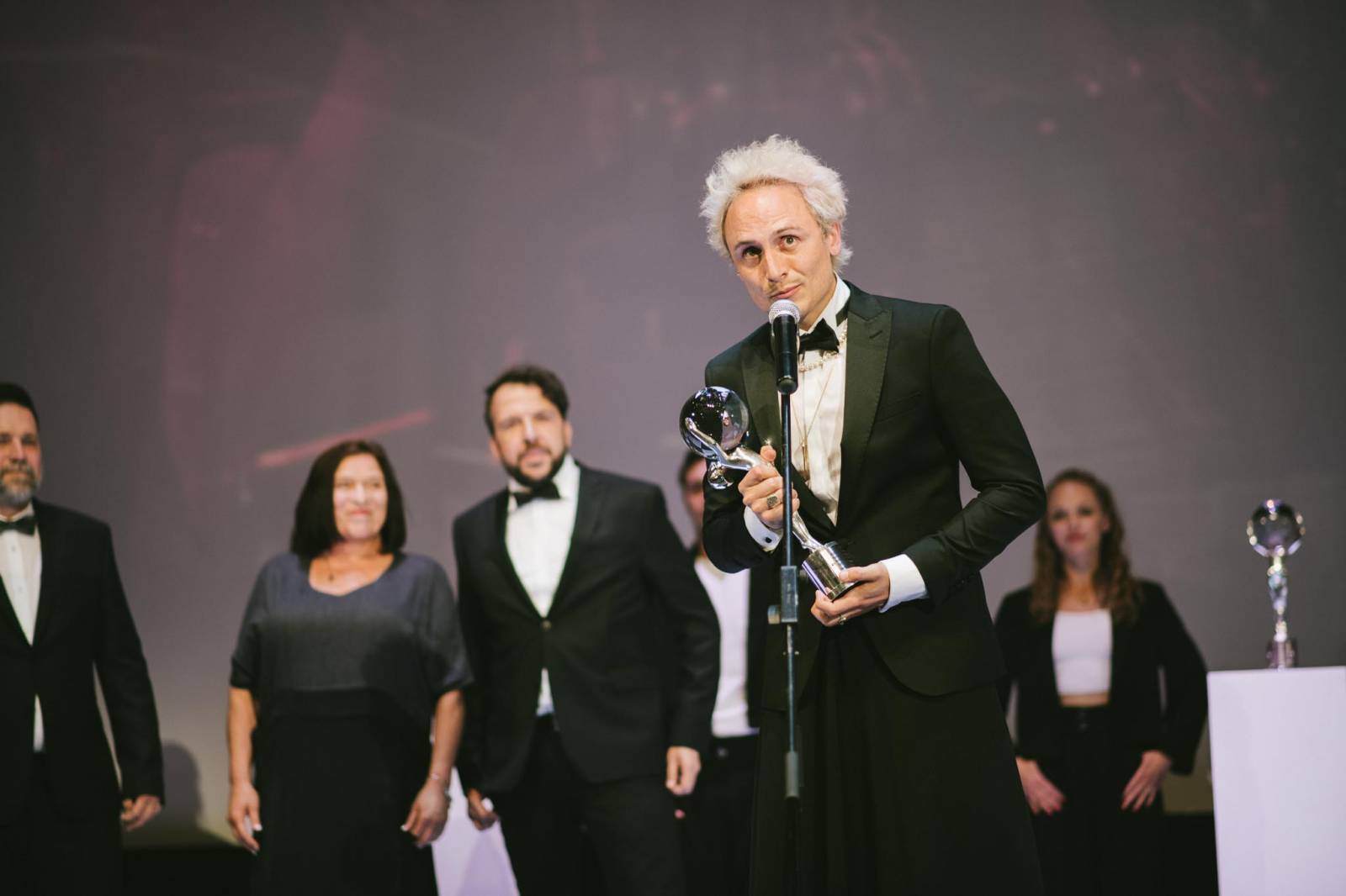 MFF Karlovy Vary vyvrcholil závěrečným ceremoniálem, následovala show Monkey Business s Jakubem Prachařem i Adamem Mišíkem