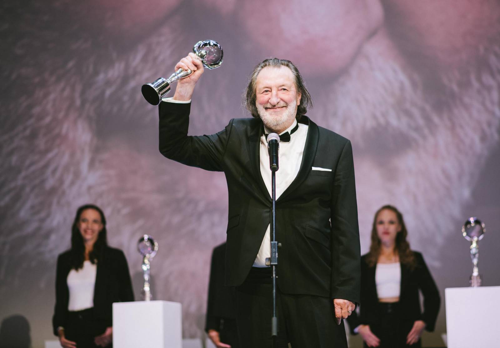 MFF Karlovy Vary vyvrcholil závěrečným ceremoniálem, následovala show Monkey Business s Jakubem Prachařem i Adamem Mišíkem